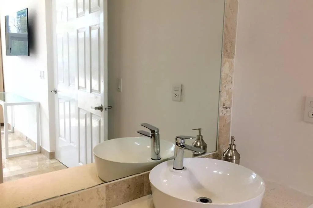 Upscale Modern Home + Rooftop Pool, TVs, AC&Wifi Puerto Morelos 0*,  Messico